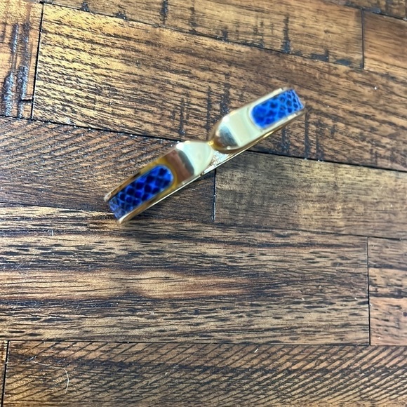 STELLA & DOT bracelet Faux blue snakeskin bangle Gold tone Hinge closure - Picture 6 of 9
